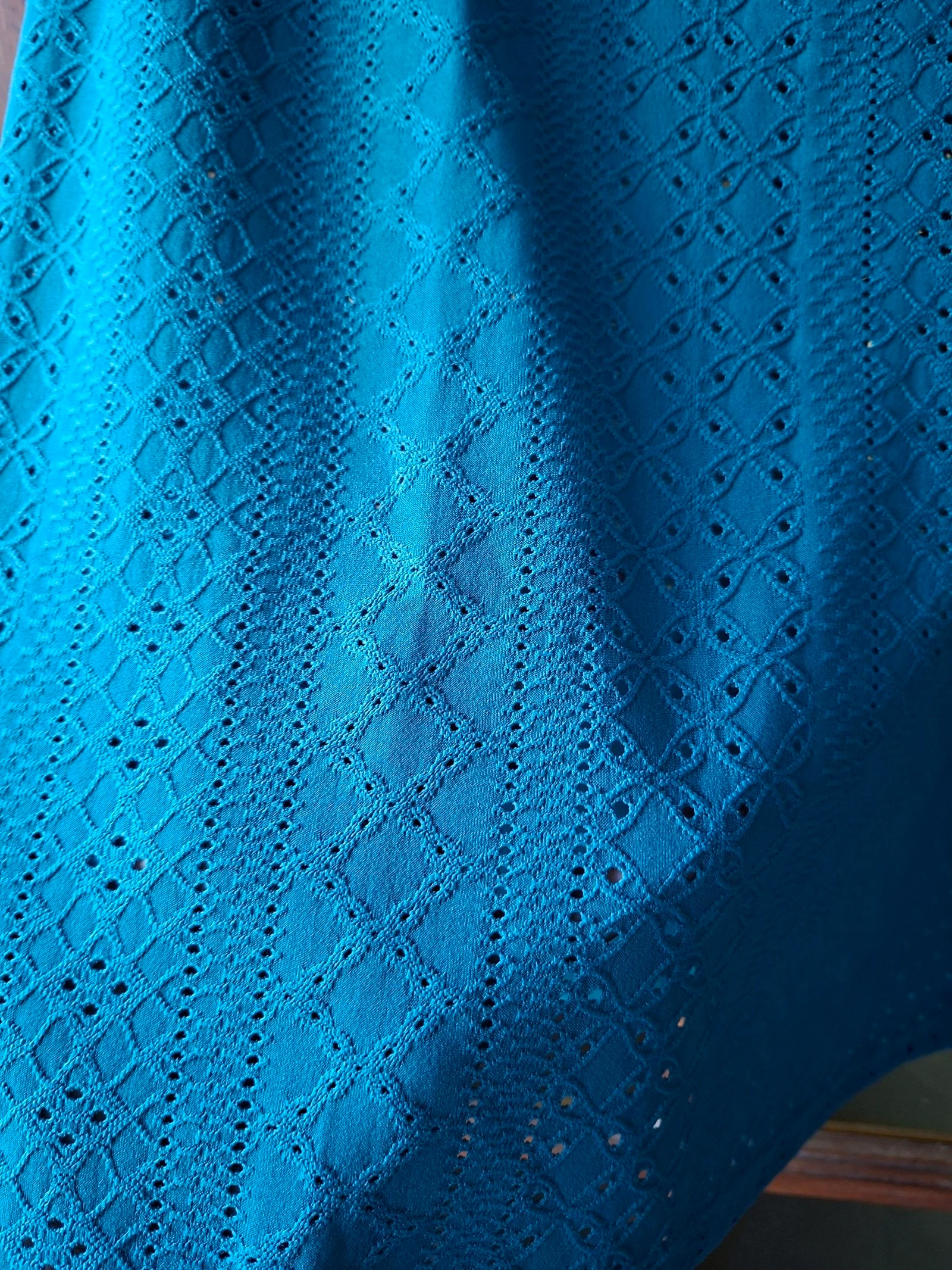 Haut femme bleu canard en broderie anglaise – photo 4